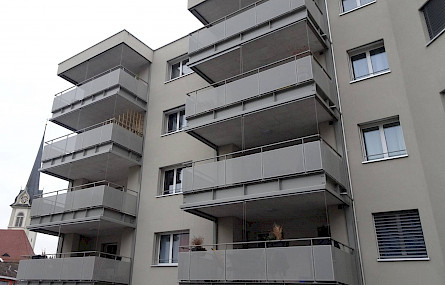 Balkonkonstruktion mit Geländer mit Lochblechfüllung